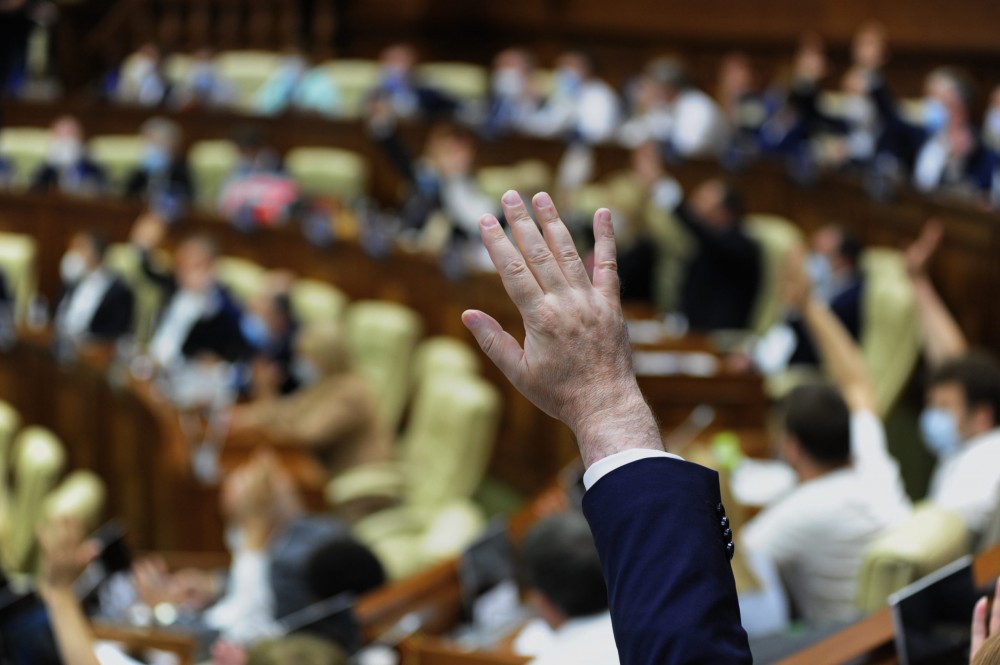 Parlamentul se întrunește în ședință. Pe ordinea de zi – învestirea Guvernului